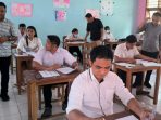 Nampak suasana seleksi tertulis PPK yang diawasi langsung oleh Komisioner KPU dan Bawaslu Sitaro.