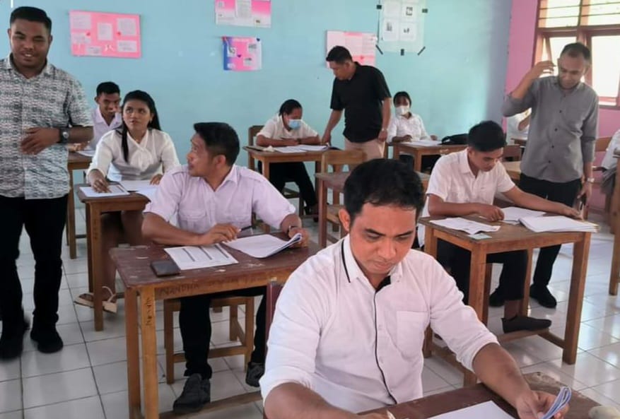 Nampak suasana seleksi tertulis PPK yang diawasi langsung oleh Komisioner KPU dan Bawaslu Sitaro.