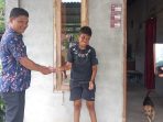 Penjabat Kumtua Wawunian saat menyerahkan BLT DD untuk penyandang disabilitas langsung dirumahnya.