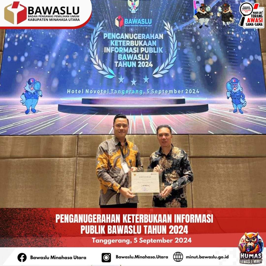 Ketua Bawaslu Minut Rocky Ambar dan Koordinator Sekretariat Michael Polii saat menerima penghargaan Predikat Informatif.