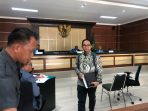 Dr. Oce Madril SH MH Dosen Hukum Admintrasi Negara Negara Universitas Gajah Mada (UGM) usai memberikan keterangan ahli di PT. TUN Manado.