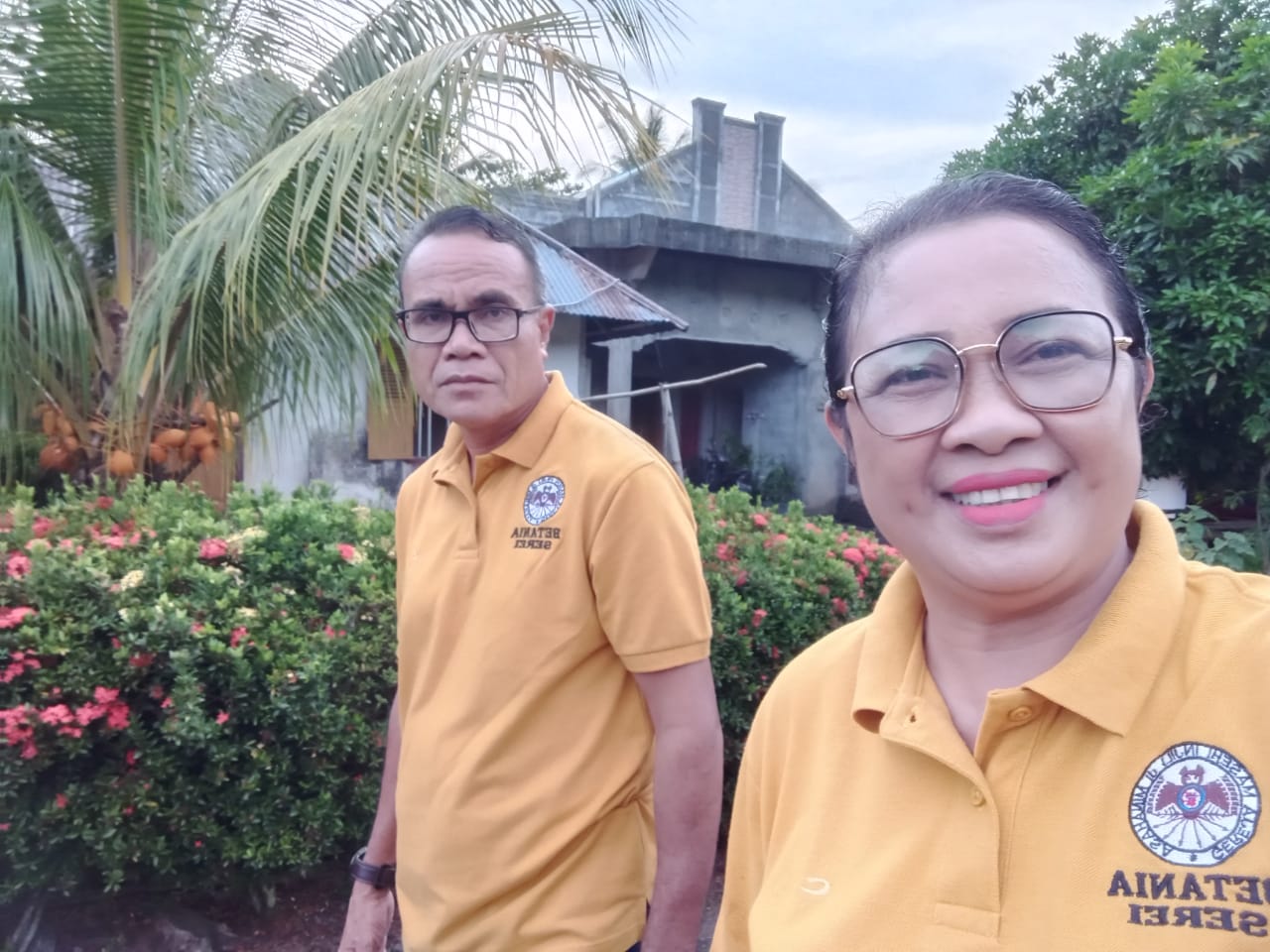 Mantan Kumtua Serei Emma Marasi dan Suami Reinhard Sineri.