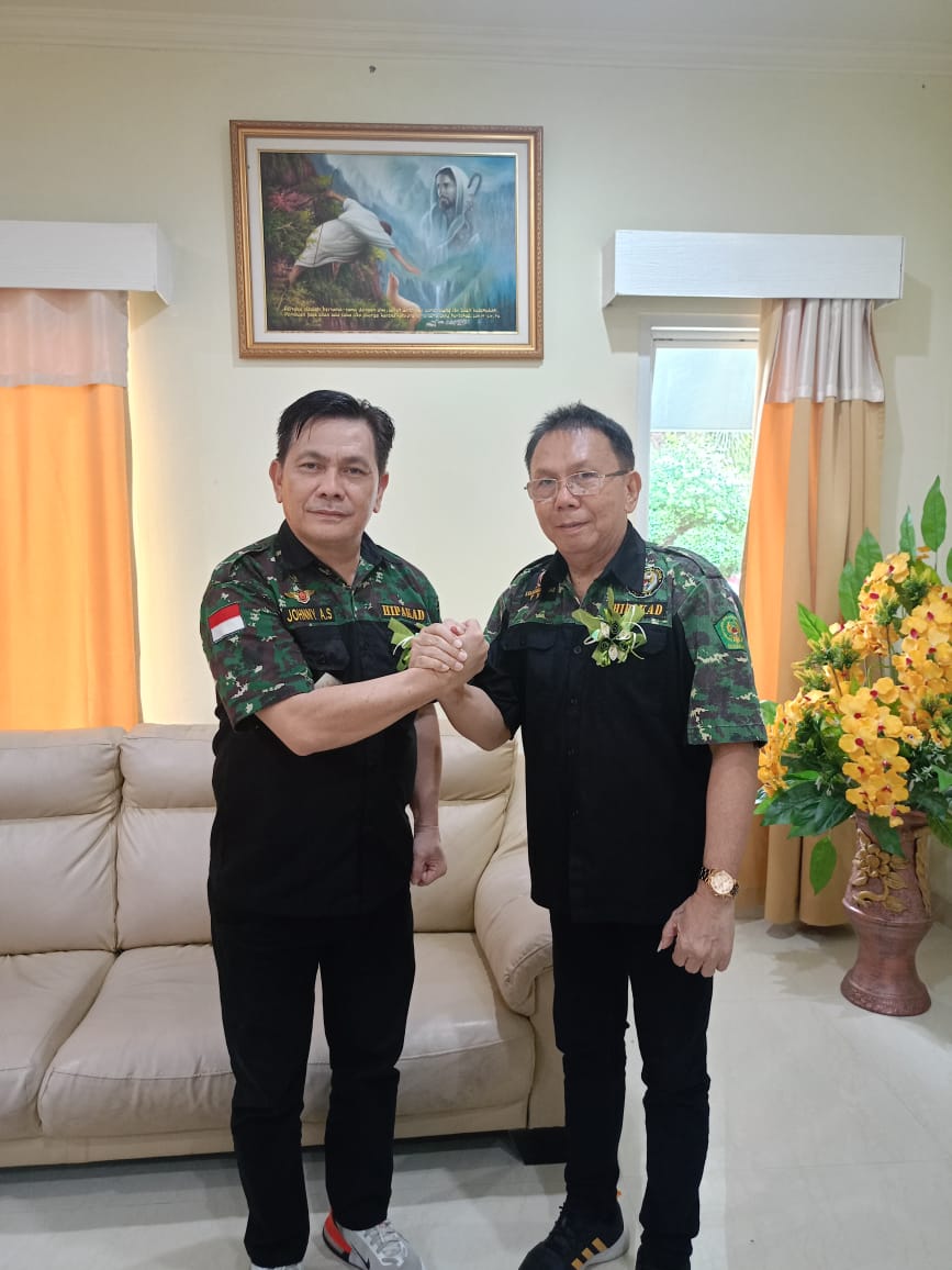 Ketua DPD HIPAKAD Minut Alexander Suak SE MSi salam Komando bersama Ketua DPC HIPAKAD Minut Paultje Sundah.