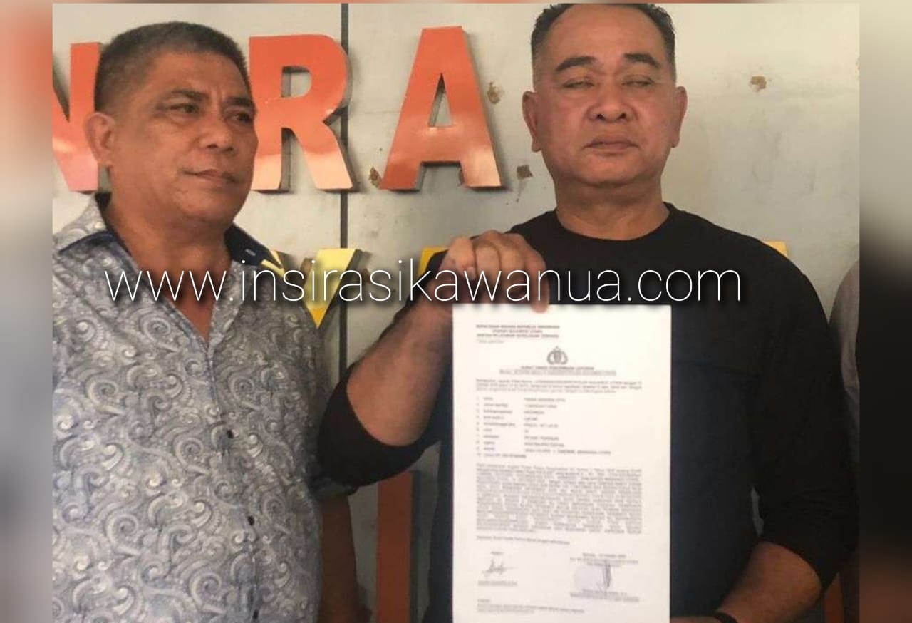 Johan Awuy bersama Frans Otta saat berada di Mapolda Sulut.