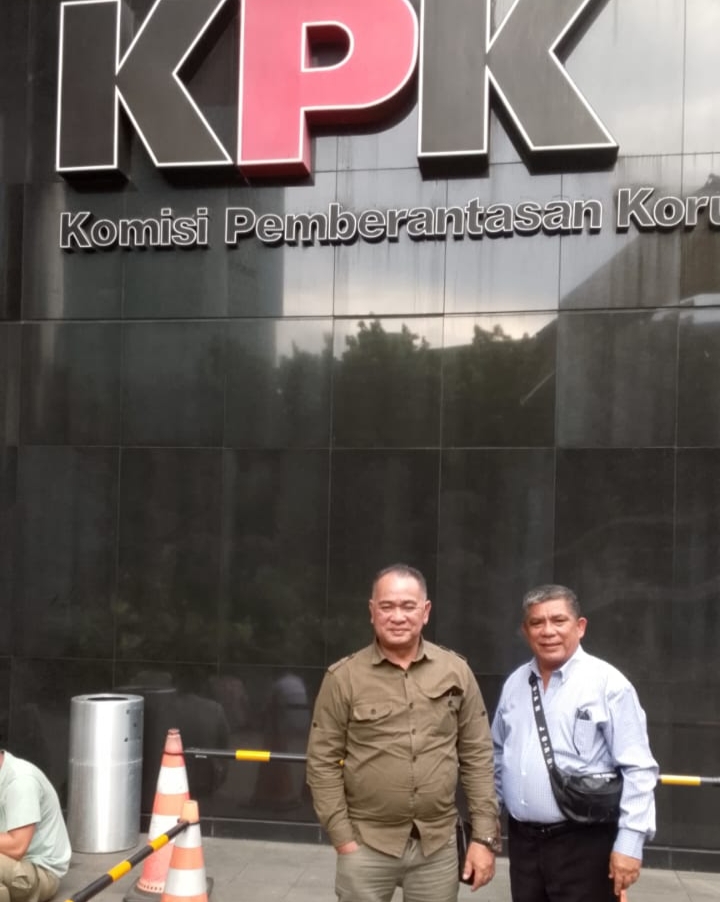 Johan Noldy Awuy bersama Frans Otta saat berada di depan Kantor KPK Tahun lalu.